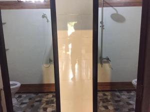 美奈Hoang Nga Garden Guesthouse的一间带卫生间的浴室内的玻璃淋浴间