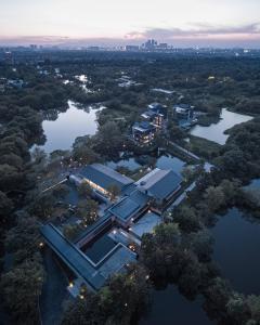 余杭杭州木守西溪酒店的水面上建筑物的空中景观