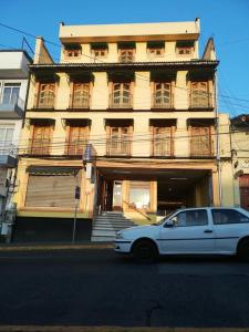 贾拉普Hotel Citlalli Xalapa的停在大楼前的白色汽车