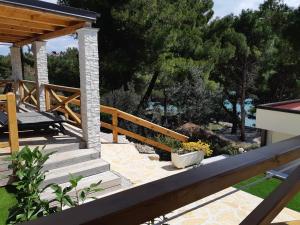 穆泰尔岛Vegros Mobile Homes Slanica的木制甲板设有楼梯和木制凉亭