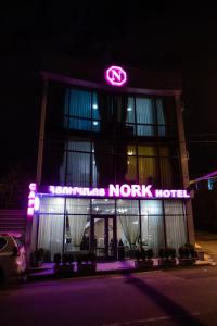 埃里温Nork Hotel的 ⁇ 虹灯标志的朝鲜汽车经销商