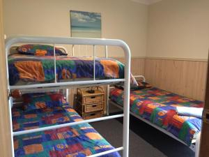 马拉库塔马拉库塔公寓的一间卧室配有两张双层床。