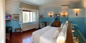 佛罗伦萨大卫酒店的卧室配有白色大床和蓝色的墙壁