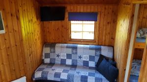 赫尔辛格赫尔辛格格隆内哈弗宿营地及别墅酒店的小木屋内的卧室,配有一张床