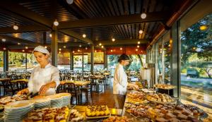罗维尼Maistra Select Amarin Resort的两名厨师在餐厅准备食物
