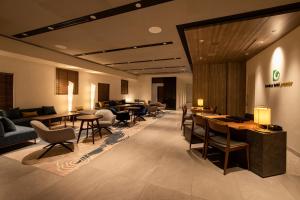 东京唐草精选酒店东京银座的大堂设有桌椅和等候室