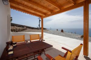 KeramesNatassa's View的一个带桌椅的海景庭院
