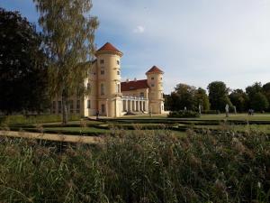 赖因斯贝格Ferienhaus Kronprinz Friedrich的公园中央的城堡