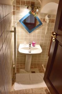 文蒂米利亚博伊罗坎达宾馆 的一间带水槽和镜子的浴室