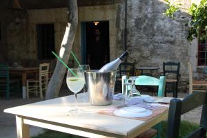 皮特斯迪亚Olympias Studio "Pitsidia"的一张桌子,上面放着一瓶葡萄酒和两杯酒