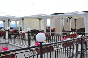 科沙利萨Villa Rosi - Bay View Villas的庭院设有桌子和白色鲜花帐篷