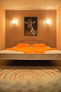 基辅Kiev Central Apartment的一张位于卧室的床铺,上面有长颈鹿的照片