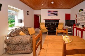 里南Cottage 194 - Leenane的客厅配有沙发和桌子