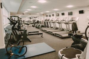 梅瑟蒂德菲尔楠特都Spa酒店的一间健身房,里面配有跑步机和机器