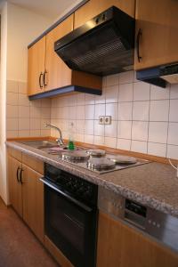 宾茨K & R Appartements Binz的厨房配有炉灶和水槽