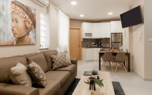 雅典Monastiraki Urban Apartments的客厅配有沙发和桌子