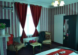 赫伦特Hotel Het Gasthof的一间卧室配有一张床、两把椅子和一个窗户