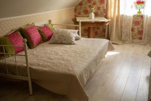库雷萨雷友好公寓酒店的一间卧室配有带色彩缤纷枕头的床。