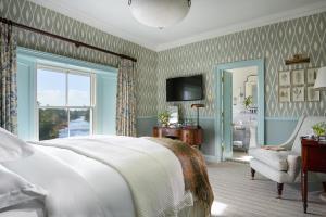 巴里那赫恩奇巴利纳城堡酒店的卧室配有床、椅子和窗户。