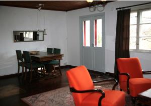 于韦斯屈莱Wivi`s的用餐室配有橙色椅子和桌子