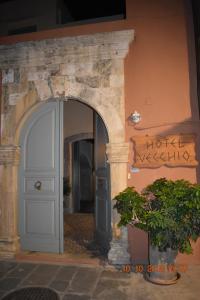 罗希姆诺Vecchio Hotel的蓝色门进入大楼的入口
