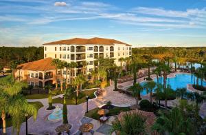 奥兰多沃尔德科斯特奥兰多酒店的享有带游泳池的度假村的空中景致
