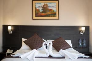 安巴托凡尔赛酒店的一张带两个天鹅的毛巾床