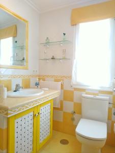 利洛La Casa Periquita的一间带水槽、卫生间和镜子的浴室