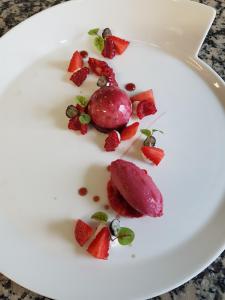 潘波勒Hotel Restaurant de la Marne的一份带草莓和兰特的白盘甜点