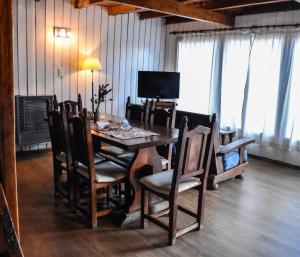 圣卡洛斯-德巴里洛切畔尼尔卡瓦尼亚斯别墅酒店的一间带木桌和椅子的用餐室