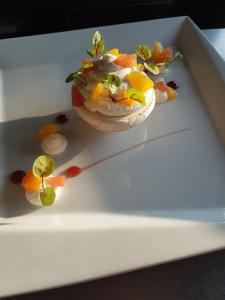 潘波勒Hotel Restaurant de la Marne的一份带水果的白盘甜点