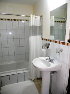 利比里亚埃斯普埃拉斯酒吧餐厅酒店的白色的浴室设有水槽和浴缸。