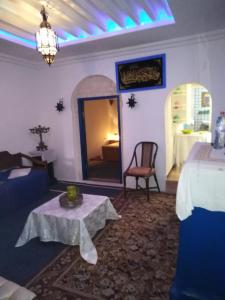 突尼斯Dar kenza Tunis的客房设有床、桌子和镜子