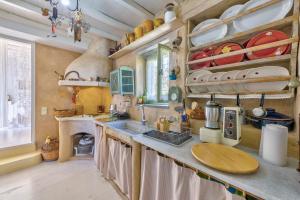梅加斯·亚洛斯-奈特斯MEGAS GIALOS HARMONY的厨房配有水槽和碗碟柜台