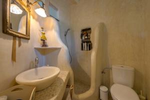 梅加斯·亚洛斯-奈特斯MEGAS GIALOS HARMONY的一间带水槽和卫生间的浴室