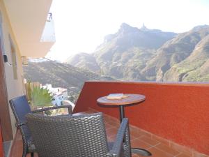 克鲁兹·德·特赫达HOUSES CASA LA TOSCA The Best views的山景阳台上的桌椅