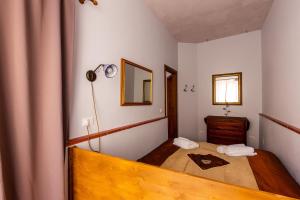 圣夫拉维亚Solemar Sicilia - Casa Maria的小房间设有床和镜子