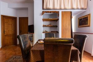 圣夫拉维亚Solemar Sicilia - Casa Maria的一间带桌椅的用餐室