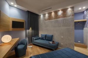 马泰拉MaisonSilvi'的客厅配有蓝色的沙发和电视