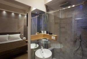 马泰拉MaisonSilvi'的一间带水槽和淋浴的浴室