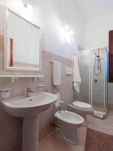 Case Vacanza Donatella的一间浴室