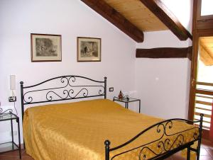 库尼奥Agri BERTORELLA的一间卧室,卧室内配有一张大床