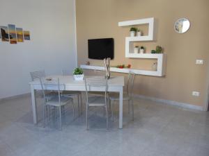 圣维托罗卡波Case Vacanza Donatella的一间配备有白色桌椅的用餐室
