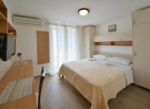 拉法洛维奇Apartmani Ljubo Rafailovic 2的酒店客房,配有床和电视