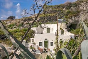 锡拉夏岛Agrilia secluded cave house的山边的白色房子