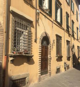 卢卡San Pierino Charming Rooms的街道上一扇门,一扇窗户