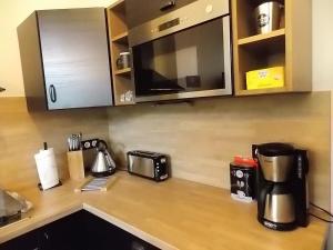 MalaumontLes Gîtes De Morville的厨房柜台配有咖啡机和微波炉