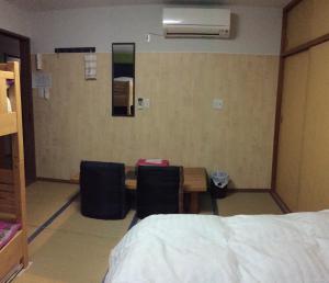 京都上桂旅馆的一间医院间,配有一张床和一张桌子及椅子