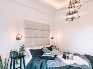麦克坦Soderberg ( Near Airport | 50mbps Wifi | Netflix )的一间卧室设有一张床和白色的墙壁