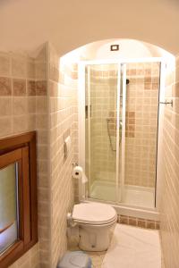 文蒂米利亚博伊罗坎达宾馆 的带淋浴和卫生间的浴室。